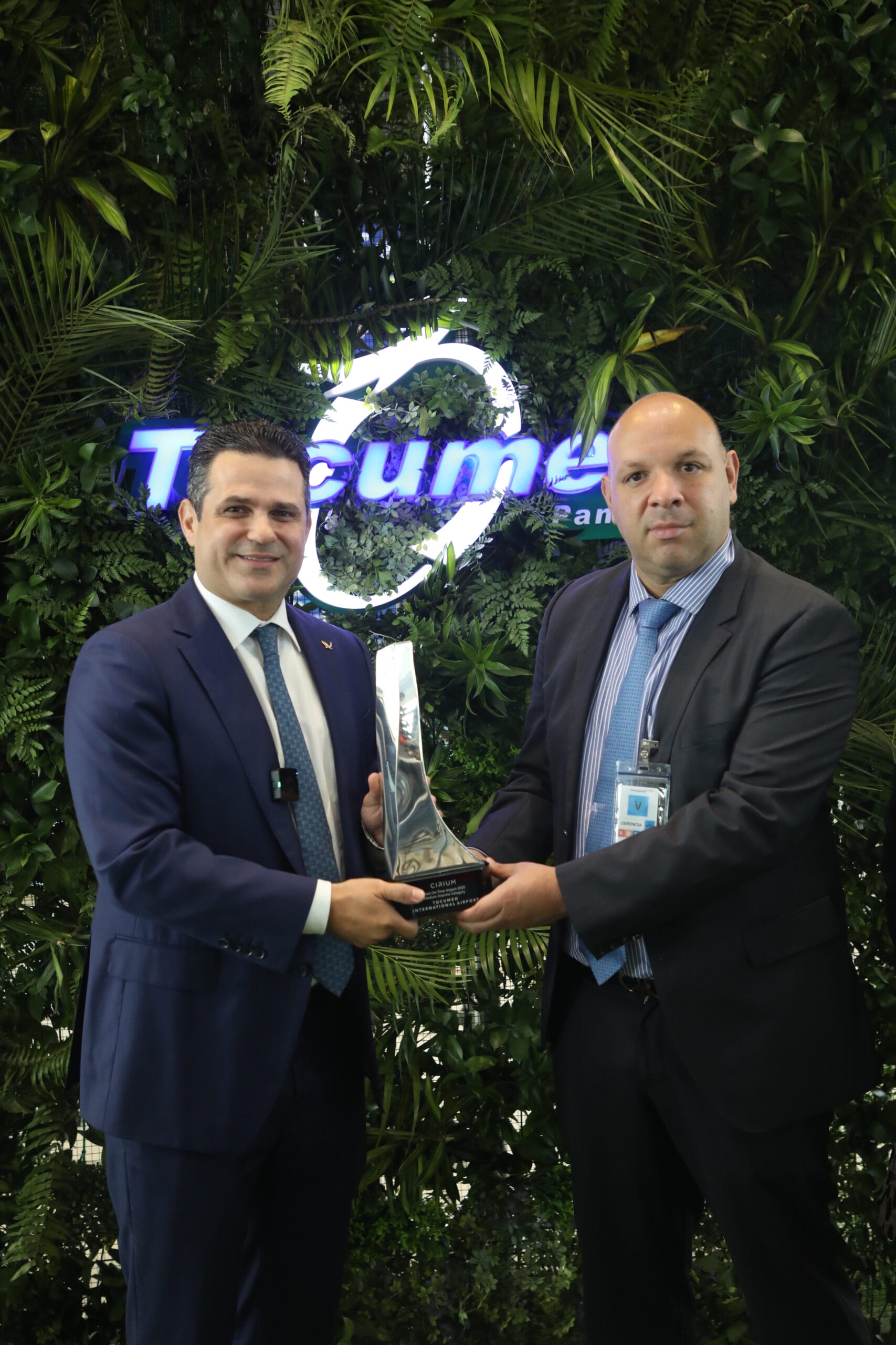 Gonzalo Montoya presents the award to Jose Ruiz Blanco