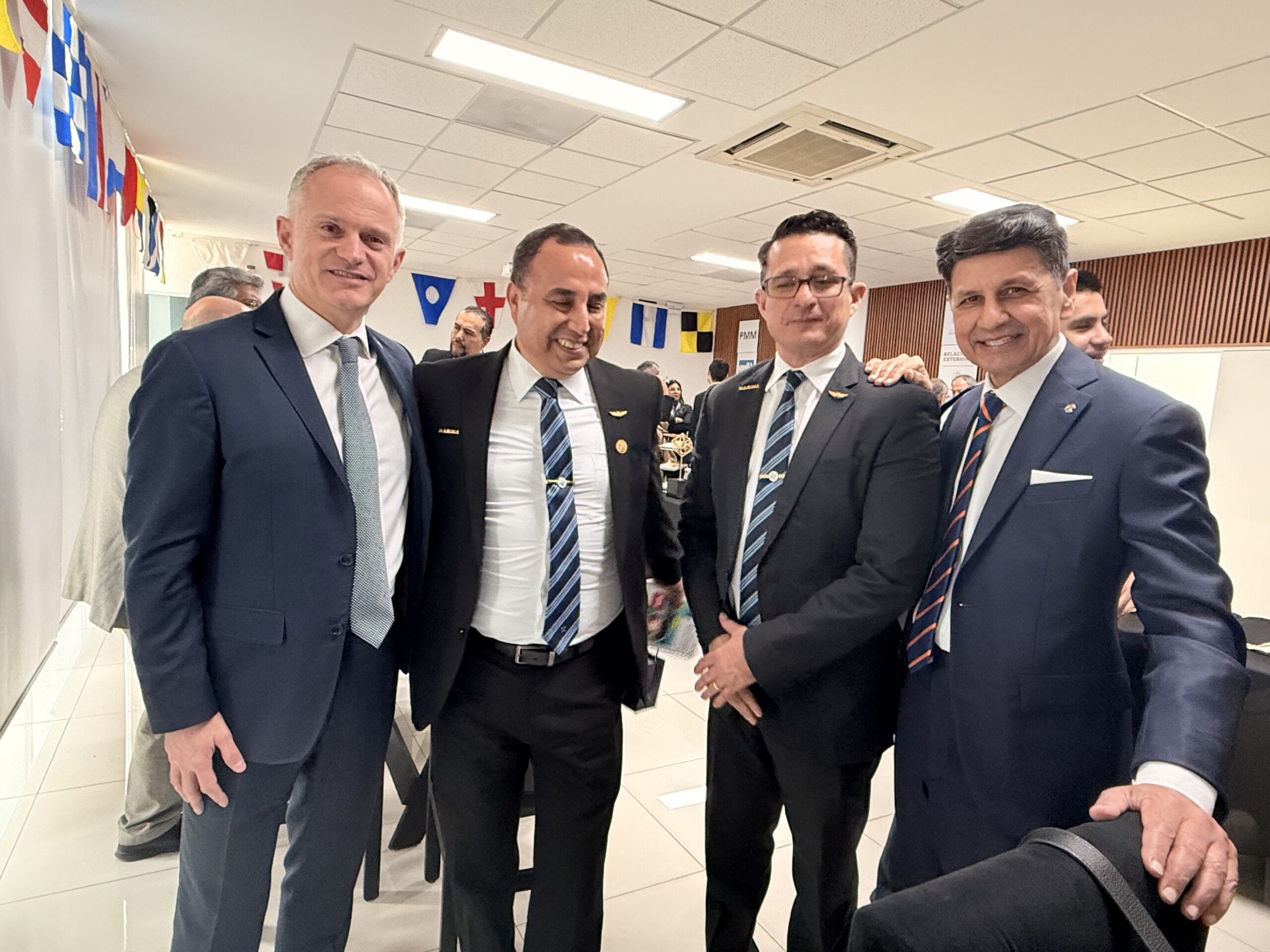 Cirium leadership presenting the On-Time Performance award to Benito Juarez Mexico City International Airport